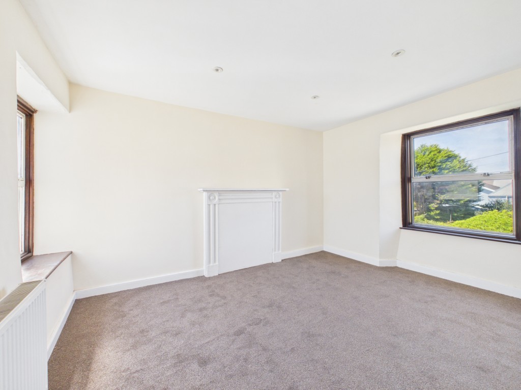 Lot: 225 - DETACHED THREE-BEDROOM HOUSE WITH LARGE GARDEN - Bedroom two